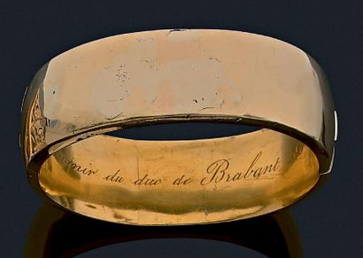 null Bracelet rigide ouvrant, en or jaune 750 millièmes uni, l'intérieur gravé "Souvenir...