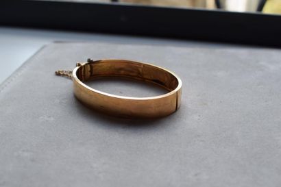 null Bracelet rigide ouvrant en or jaune 750 millièmes, le centre gravé à décor de...