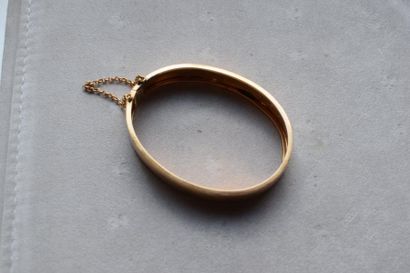 null Bracelet rigide ouvrant en or jaune 750 millièmes, le centre gravé à décor de...