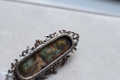 null Broche en métal argenté, ornée au centre d'une miniature émaillée en polychromie...