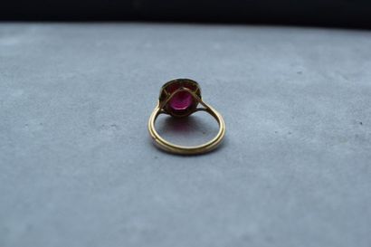 null Bague en or jaune 585 millièmes de forme navette, ornée de trois saphirs dans...