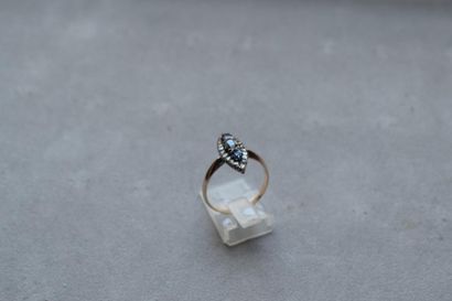 null Bague en or jaune 585 millièmes de forme navette, ornée de trois saphirs dans...