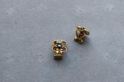 null Paire de boucles d'oreille en or jaune 750 millièmes ajouré à décor d'agrafes,...