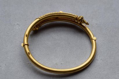 null Bracelet rigide ouvrant en or jaune 375 millièmes amati, le centre gravé et...
