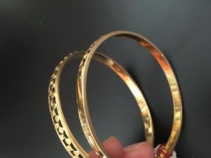 null Lot comprenant trois bracelets rigides en or 18K (750 millièmes) à décor en...