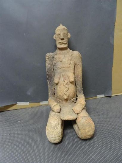 null DJENNE - MALI Statuette en terre cuite figurant une femme agenouillée, un serpent...