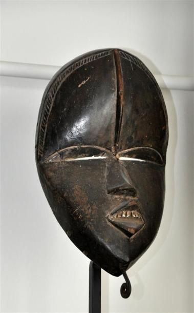 null DAN - COTE D'IVOIRE Masque en bois sculpté et patiné figurant un visage stylisé...