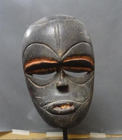 null EKET - NIGERIA Masque en bois sculpté patiné simulant un visage stylisé H. 25...