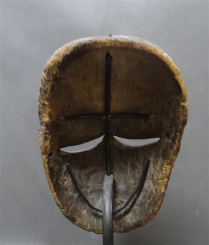 null EKET - NIGERIA Masque en bois sculpté patiné simulant un visage stylisé H. 25...
