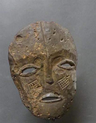 null LEGA - CONGO Masque en bois sculpté et patiné simulant un visage humain H. 27...