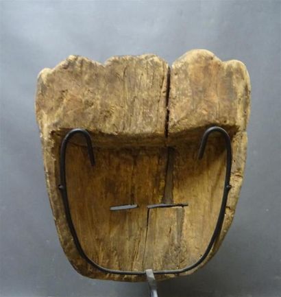 null KWELE - CONGO Masque en bois sculpté polychrome figurant un visage H. 31 cm