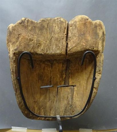 null KWELE - CONGO Masque en bois sculpté polychrome figurant un visage H. 31 cm