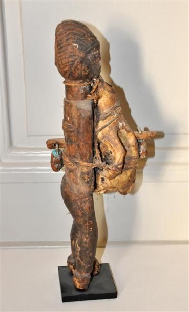 null FON - BENIN Statuette en bois scupté agrémentée d'un crâne d'animal, et deux...