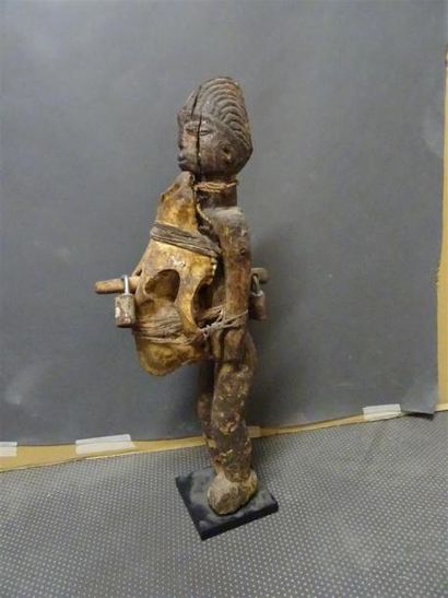 null FON - BENIN Statuette en bois scupté agrémentée d'un crâne d'animal, et deux...