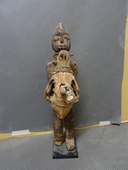 null FON - BENIN Statuette en bois scupté agrémentée d'un crâne d'animal, et deux...