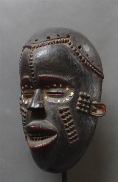 null IDOMA - NIGERIA Masque en bois sculpté et peint, simulant un visage humain avec...