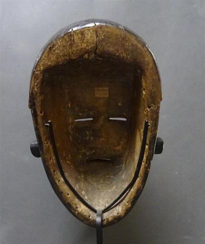 null IDOMA - NIGERIA Masque en bois sculpté et peint, simulant un visage humain avec...