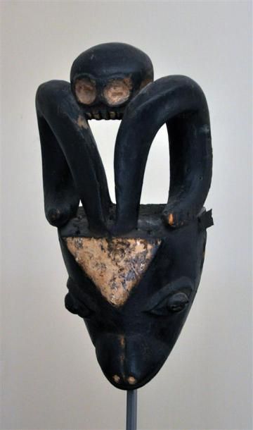null IBIBIO - NIGERIA Masque en bois sculpté patiné figurant une tête d'animal retenant...