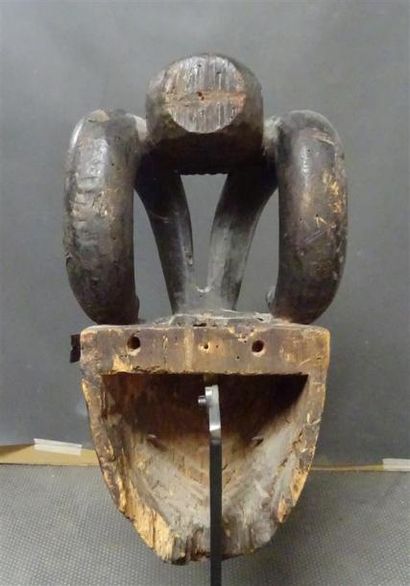 null IBIBIO - NIGERIA Masque en bois sculpté patiné figurant une tête d'animal retenant...
