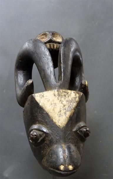 null IBIBIO - NIGERIA Masque en bois sculpté patiné figurant une tête d'animal retenant...