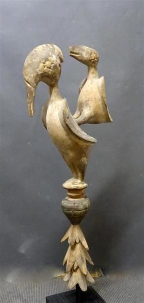 null ASHANTI - GHANA Cimier en bois sculpté polychrome figurant des oiseaux H. 61...