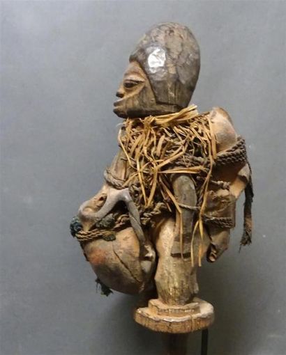 null YOROUBA - NIGERIA Statuette en bois sculpté patiné figurant un homme encadré...