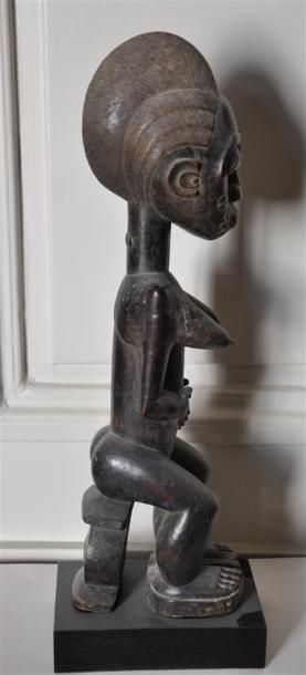 null BAOULE - COTE D'IVOIRE Figure féminine assise en bois scupté patiné H. 48 c...