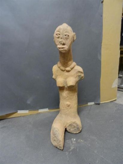 null BANKONI - MALI Sculpture en terre cuite figurant un personnage féminin, scarification...