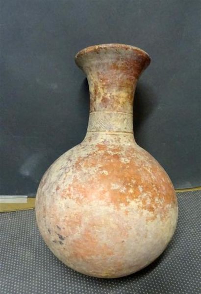 null DJENNE - MALI Vase en terre cuite XIVe siècle H. 32,5 cm D. 17 cm