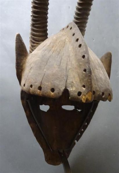 null IBO - NIGERIA Masque en bois sculpté patiné figurant une tête d'antilope L....
