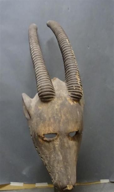 null IBO - NIGERIA Masque en bois sculpté patiné figurant une tête d'antilope L....