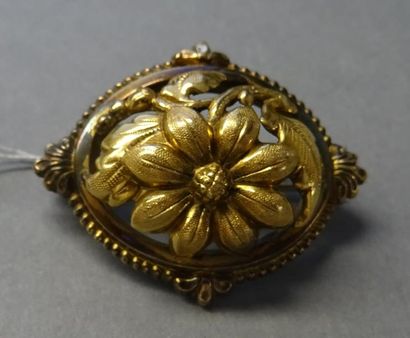 Bijoux - Joaillerie Broche en métal doré à décor floral. Epingle changée Poids: 4,5...