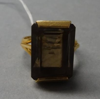 Bijoux - Joaillerie Bague en or jaune 18K (750/°°) ornée d'un quartz fumé rectangulaire...