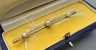 Bijoux - Joaillerie Broche barrette en or jaune 18K (750/°°) ornée de trois petites...