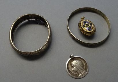 Bijoux - Joaillerie Lot composé en argent composé de : - un bracelet jonc ouvrant...