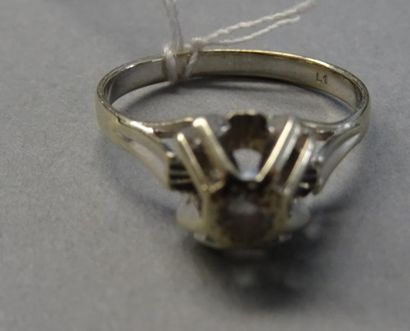 Bijoux - Joaillerie Bague solitaire en or gris 18K (750/°°) sertie d'un diamant (accidenté)...