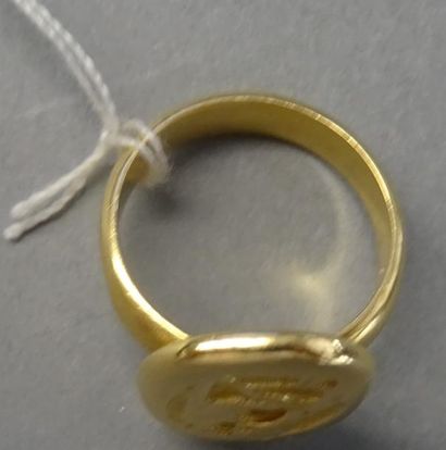 Bijoux - Joaillerie Bague ovale en or jaune 18K (750/°°), à décor gravé en creux...