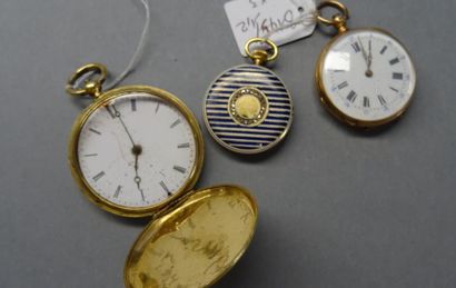 MONTRES Trois montres : une montre savonette en or jaune 14K (585/°°) - poids brut...