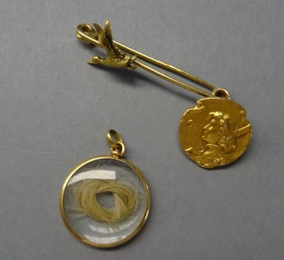 Bijoux - Joaillerie Ensemble en or jaune 18K (750/°°) comprenant un pendentif médaillon...