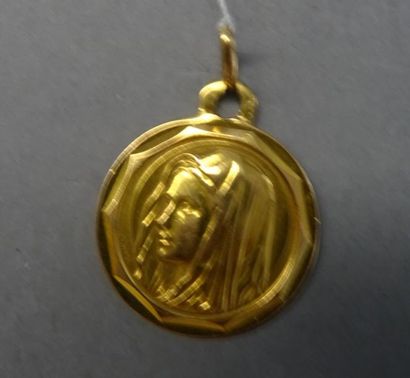 Bijoux - Joaillerie Médaille de baptême ronde en or jaune 18K (750/°°) ornée du profil...