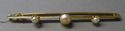 Bijoux - Joaillerie Broche barrette en or jaune 18K (750/°°) ornée de trois demi-perles...