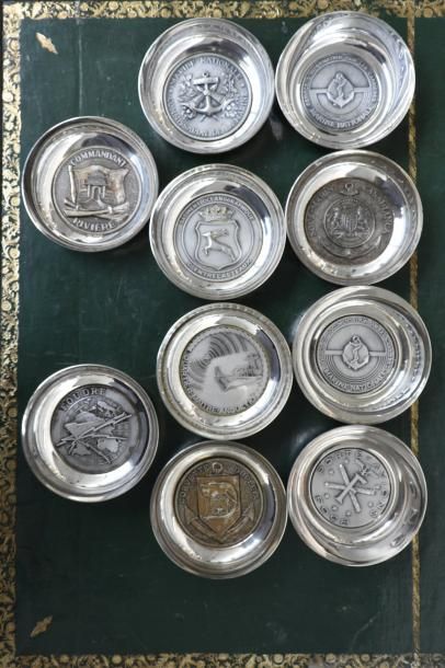 OBJETS D'ART F.I.A lot de dix coupelles de marine en métal argenté décorées de motifs...