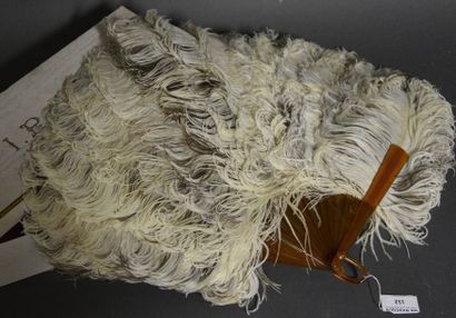 Archives textiles - Etoffes - Papiers peints Eventail en plumes d'autruche, la monture...