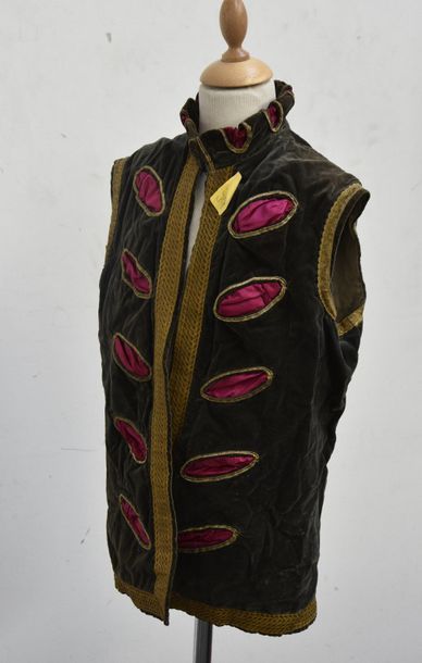 Archives textiles - Etoffes - Papiers peints Lots de vêtements de théâtre du XXe...