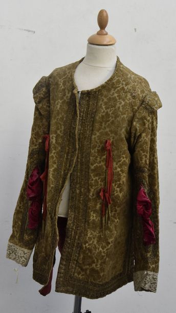 Archives textiles - Etoffes - Papiers peints Important lot de vêtements de théâtre...