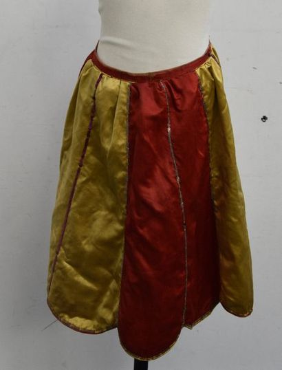 Archives textiles - Etoffes - Papiers peints Lot de vêtements de théâtre du XXe siècle),...