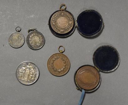 Monnaies - Médailles - Sceaux Lot de cinq médailles : - une médaille en argent de...