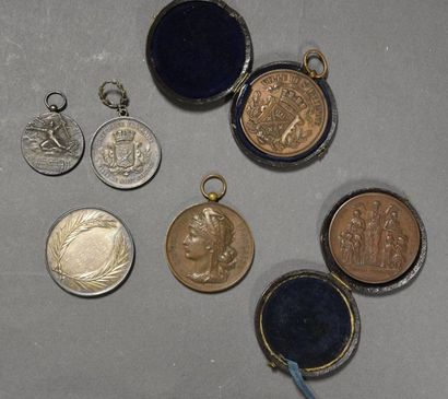 Monnaies - Médailles - Sceaux Lot de cinq médailles : - une médaille en argent de...