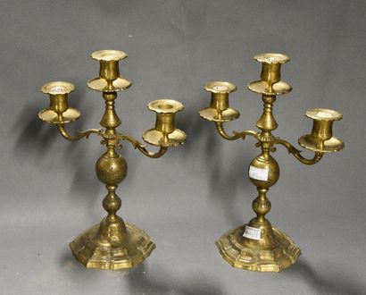 OBJETS D'ART Paire de candélabres à trois bras de lumière en bronze doré et gravé...