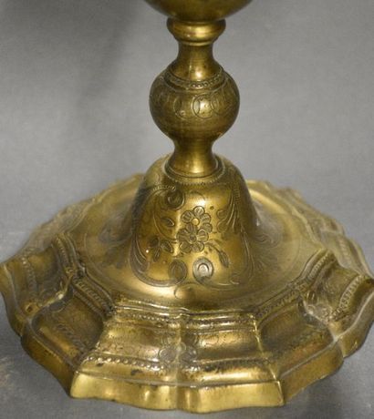 OBJETS D'ART Paire de candélabres à trois bras de lumière en bronze doré et gravé...